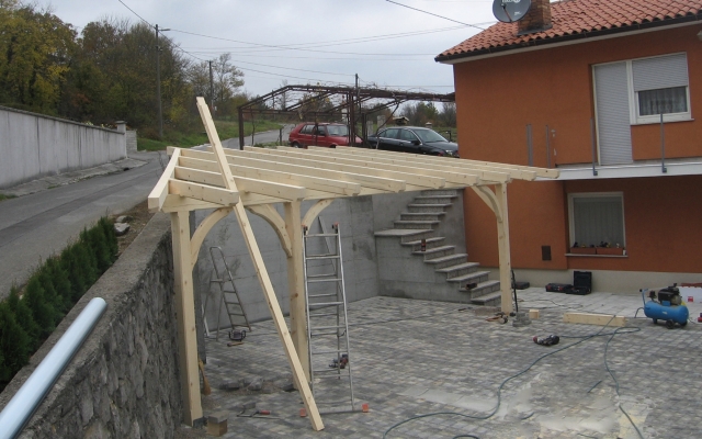 Leseni nadstreški, garaže